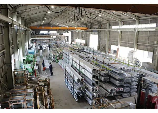 アグリ事業部のアルミの加工切断の工場の様子