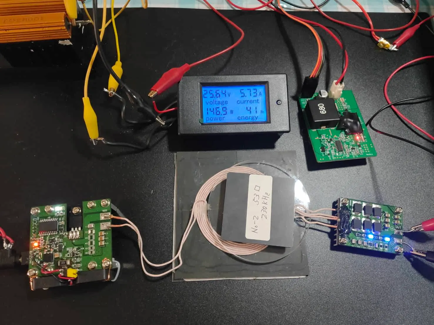 画像は関連会社のワイヤレス給電装置です。