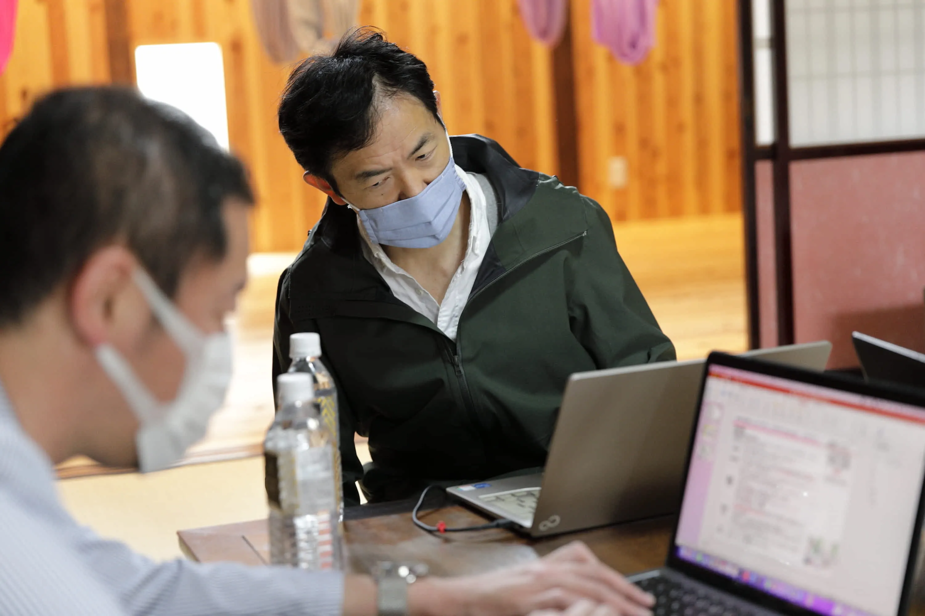 クライアント先にてコンサルティングの打合せ