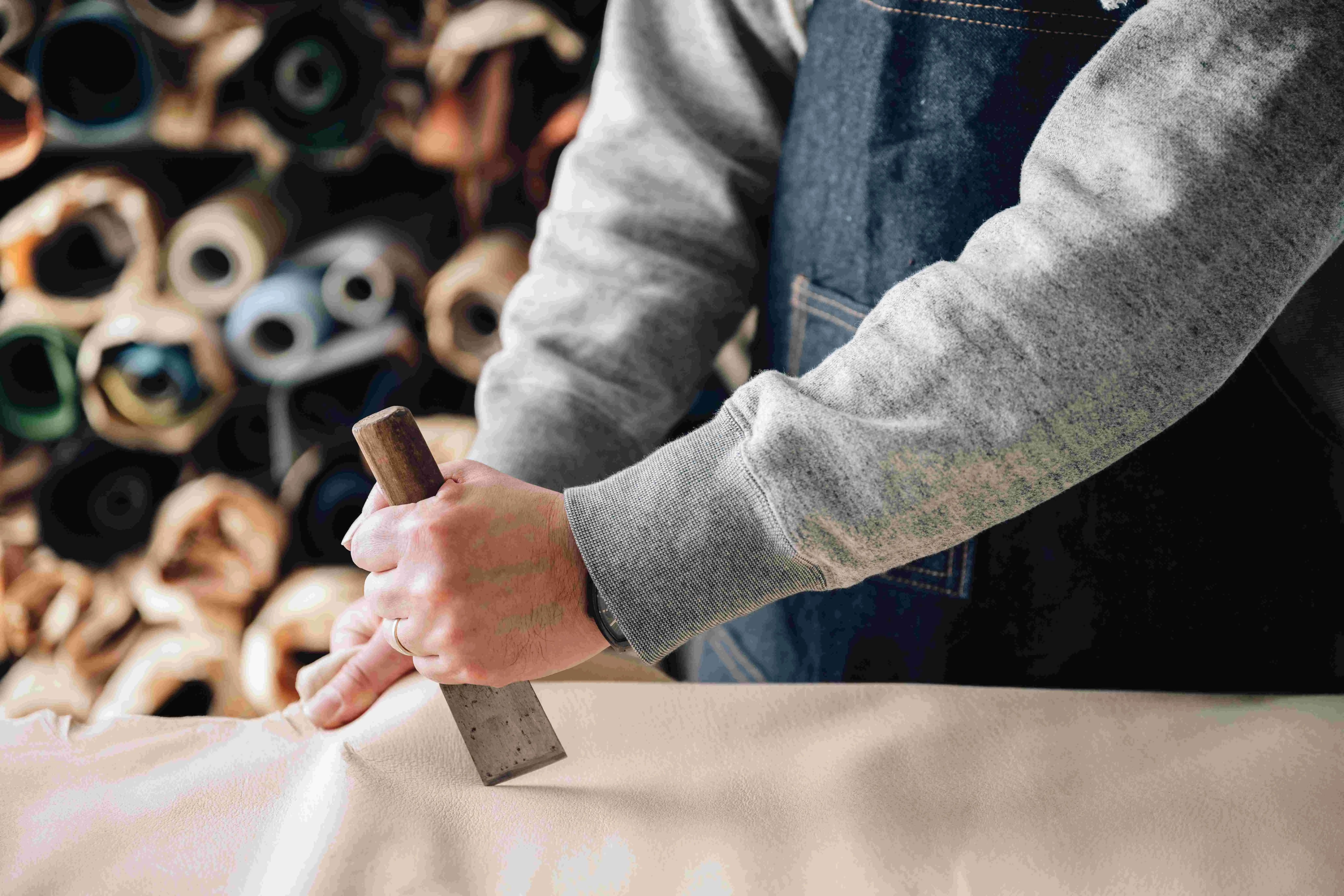 作業風景(革包丁による裁断)