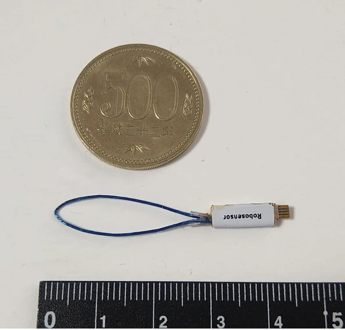極細0.5mm、長さ30mmの極細ワイヤー状センサー