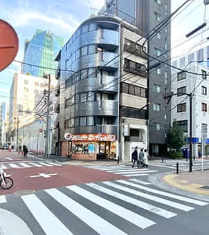 この一階がcoffee shopの角丸ビル６階が当社です。