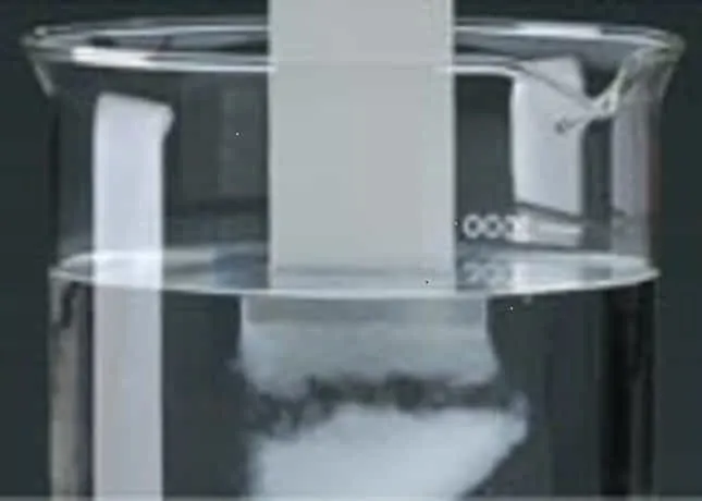 水溶紙の水中での様子