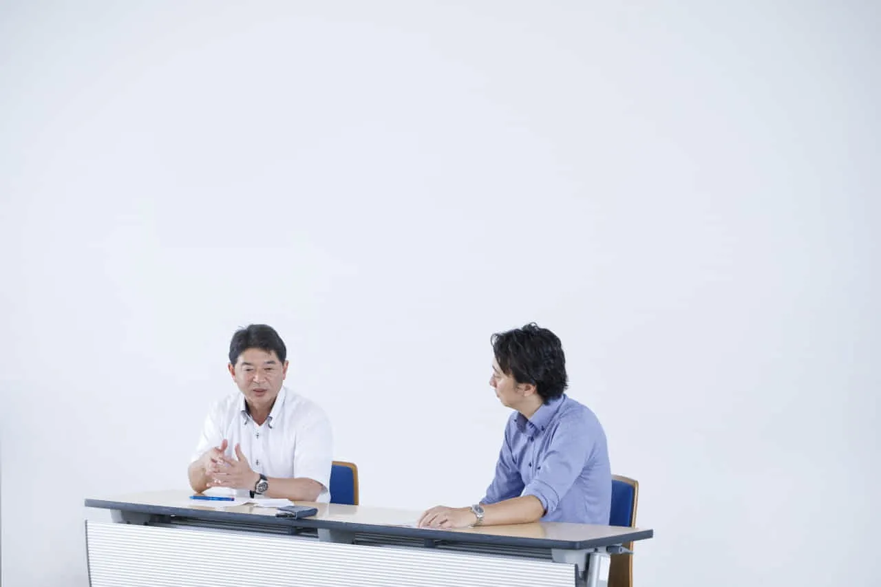 プロジェクトメンバーの白旗和也教授と佐藤壮二郎氏。