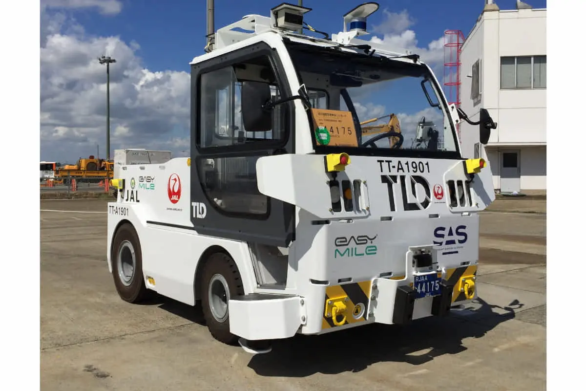 JAL×成田空港｜空港内で自動運転の実証実験を開始予定、トーイングトラクターでコンテナを自動搬送