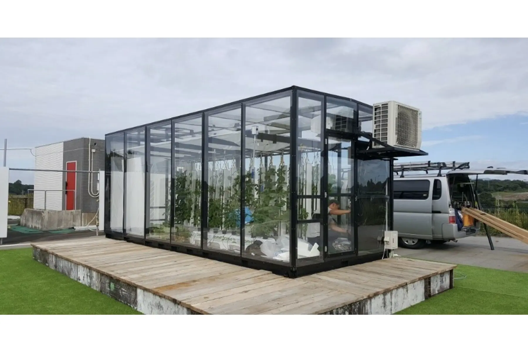 DMM×グリーンリバーホールディングス | 太陽光利用型植物工場「Veggie」による水耕栽培装置の実証実験を開始