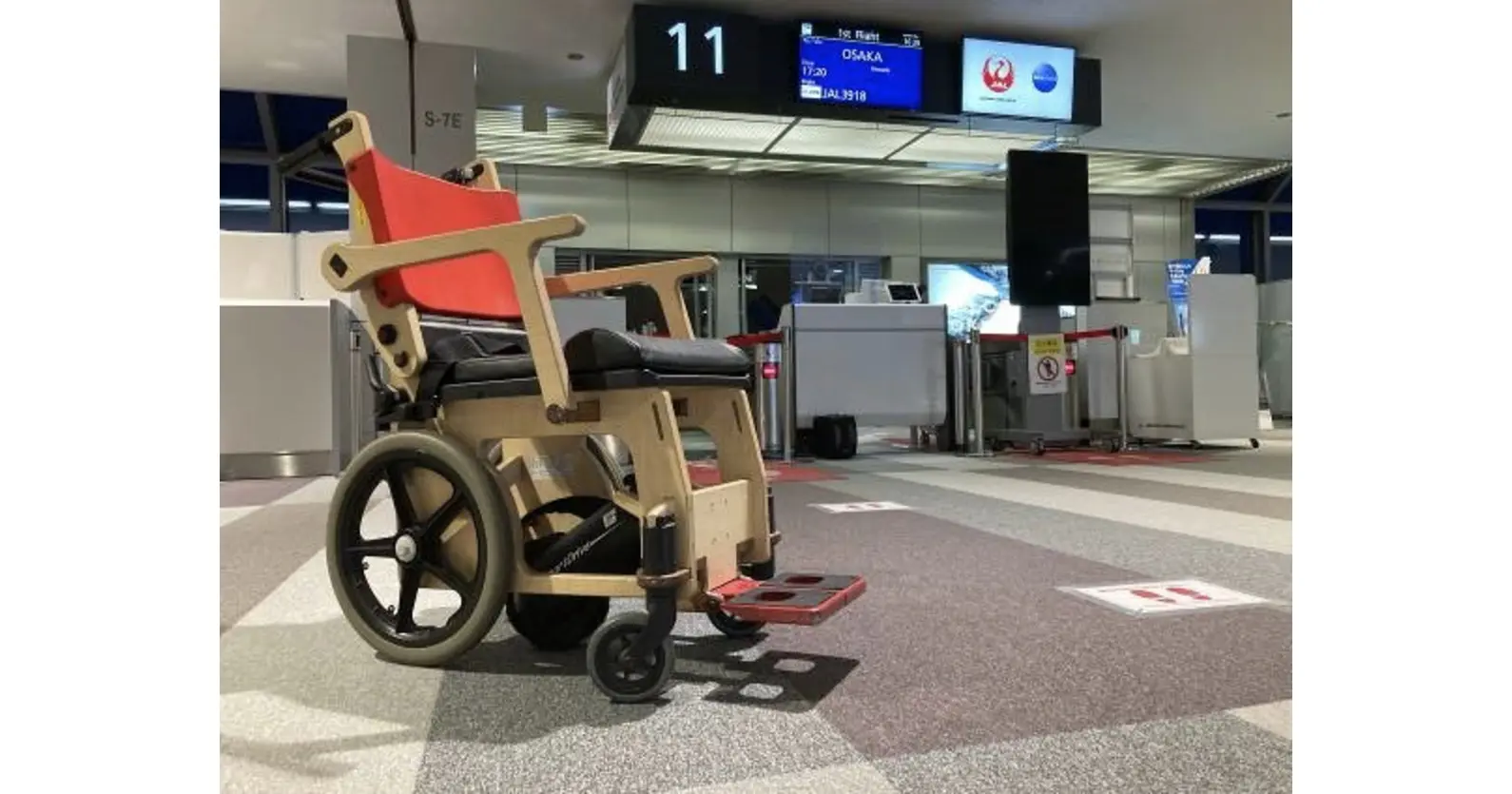 JAL×NRIデジタル×ペルモビール×unerry | 車いす電動アシストユニット「SmartDrive」を活用したサービスの実証実験を開始