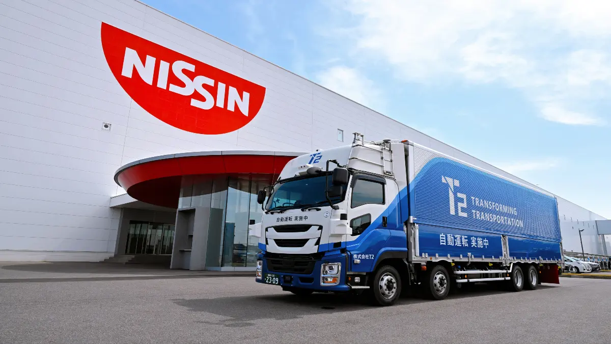 日清食品×T2、幹線輸送にレベル4自動運転導入へ。12型パレット活用で軽量貨物の効率輸送を検証。
