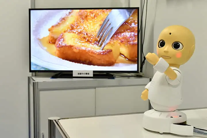 KDDIとNHK、テレビ番組に連動する雑談対話型AIを搭載したロボットを開発