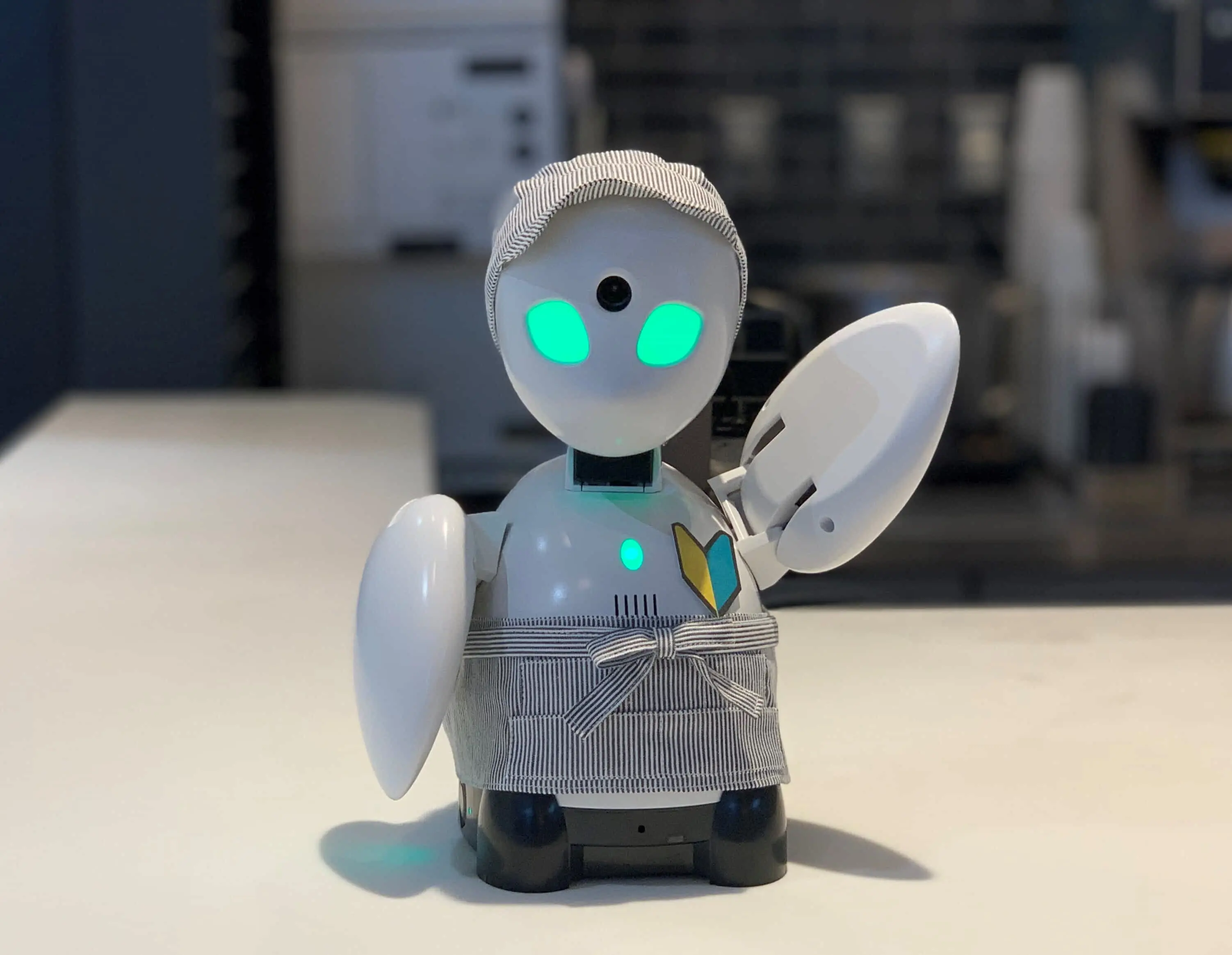 オリィ研究所×モスバーガー｜外出困難者が分身ロボット「OriHime」を 