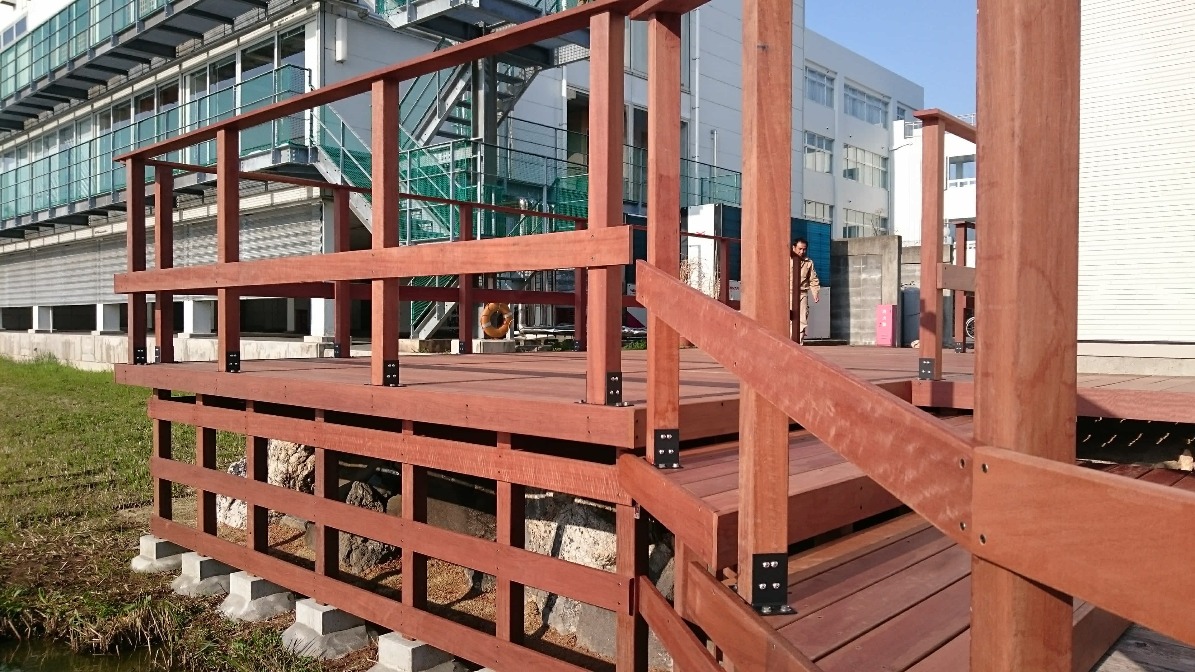 静岡産業大学磐田キャンパスウッドデッキ工事階段取り合い
