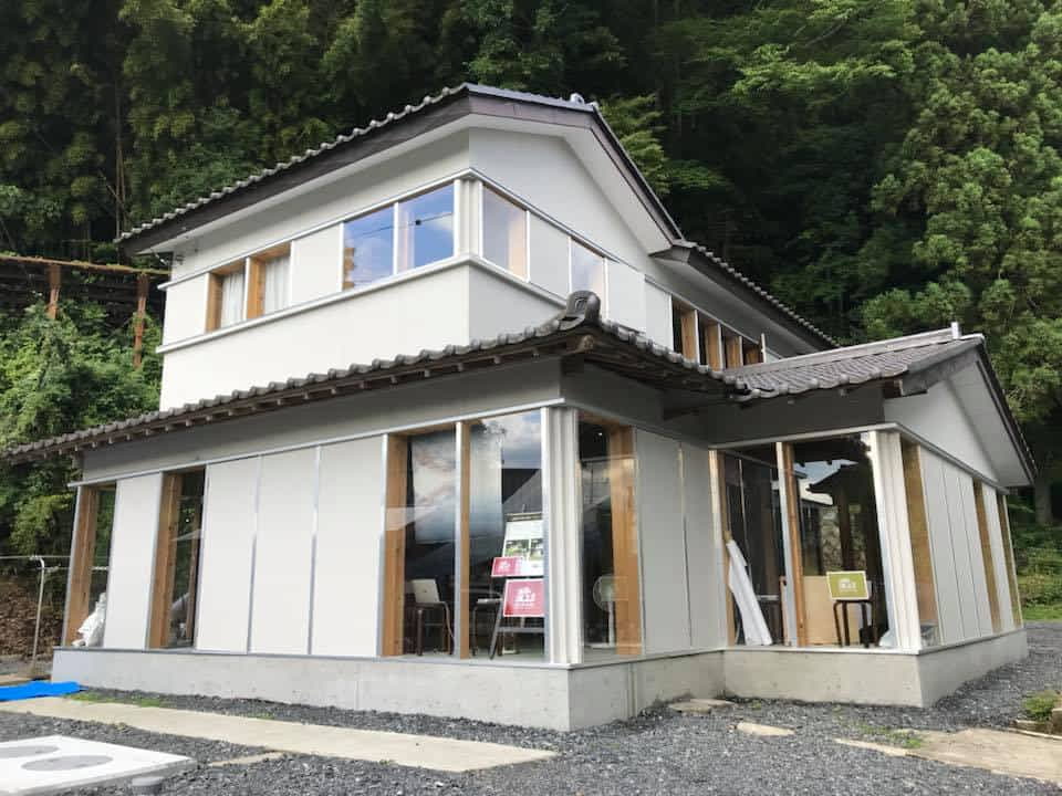 2018年度より、自治体と共催で空き家を活用したアーティストレジデンスを運営。