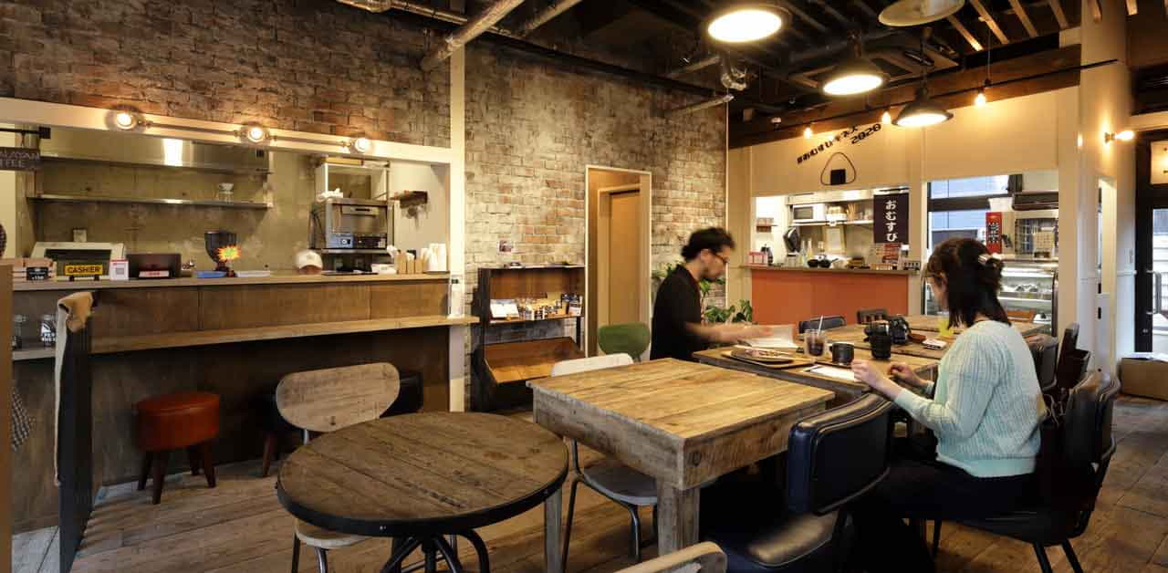 三軒茶屋の店内は３つの独立したキッチンが備わっています（現在は閉店）
