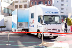 高齢化や災害時に備え、相談ブースやＡＴＭを社内に構える「移動相談車」