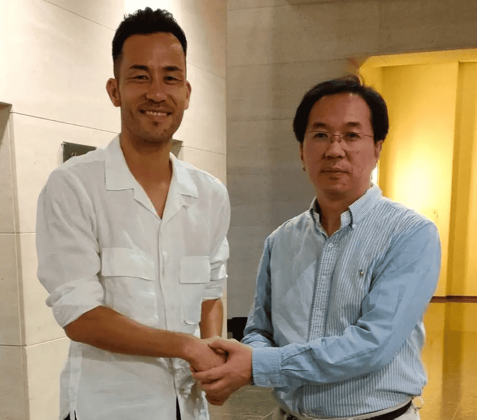 株主の吉田麻也氏と