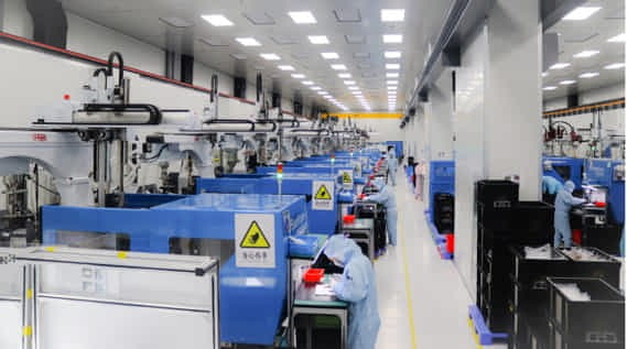 射出成形ライン(クリーンルーム)