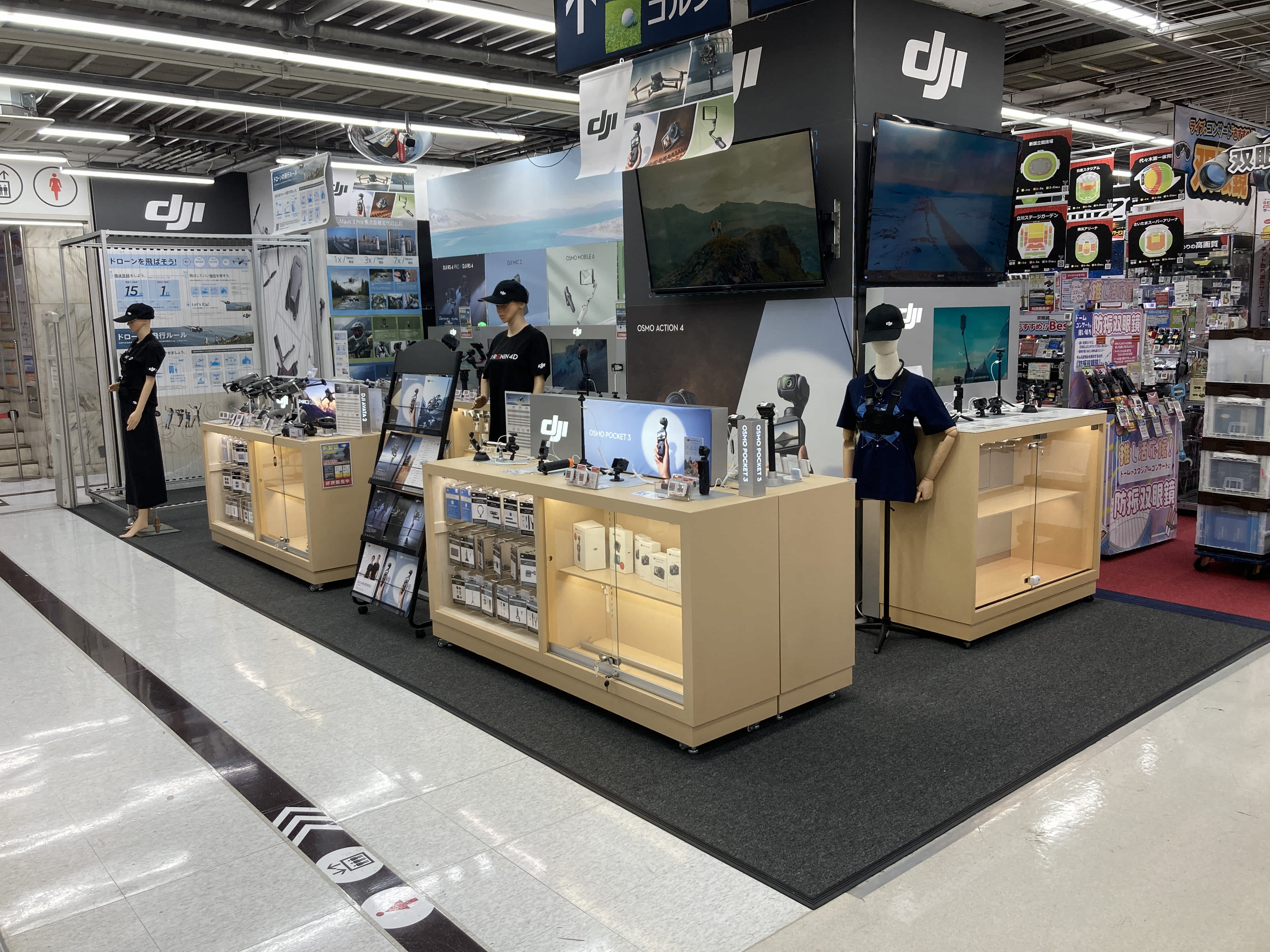 大手カメラ量販店に専用メーカーブースを設営。什器運搬や店内設営、セキュリティ設置、床面・壁面の内装施工まで自社で対応します。外注を行わず、中間マージンをカットし、コスト削減が可能です。天吊りPOPやダミーカード、什器周りの商材説明案内も作成し、長年の経験を活かして面倒な工事日程や店舗調整も代行します。