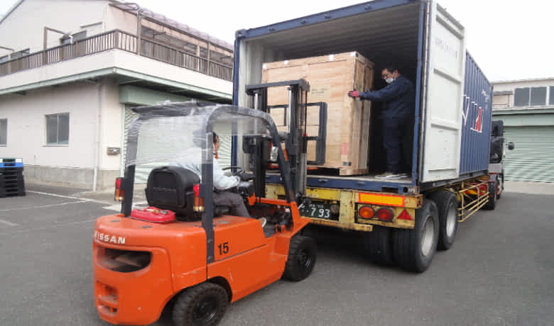 海外製の什器、商品の荷受けなども対応しています