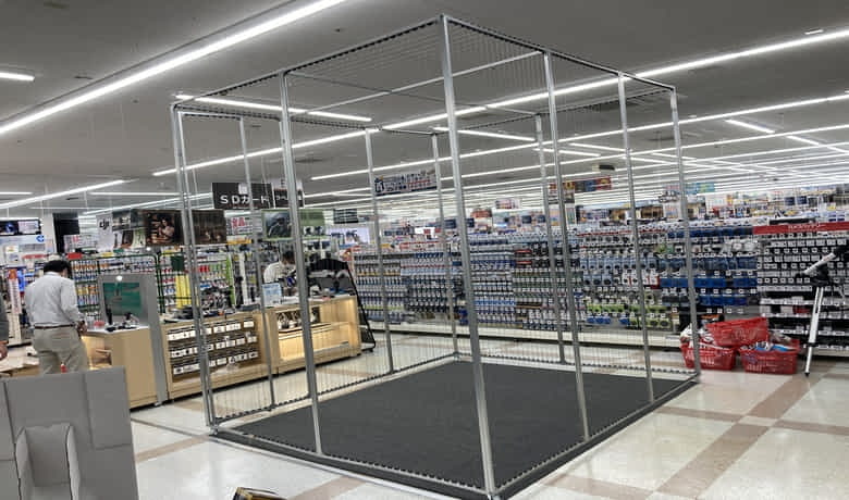 実際にカメラ量販店に設営したドローン用フライトケージです。ドローンがケージ外に出ない様、ワイヤーで囲ってあります。視認性も良くインパクトのあるブースが完成しています。