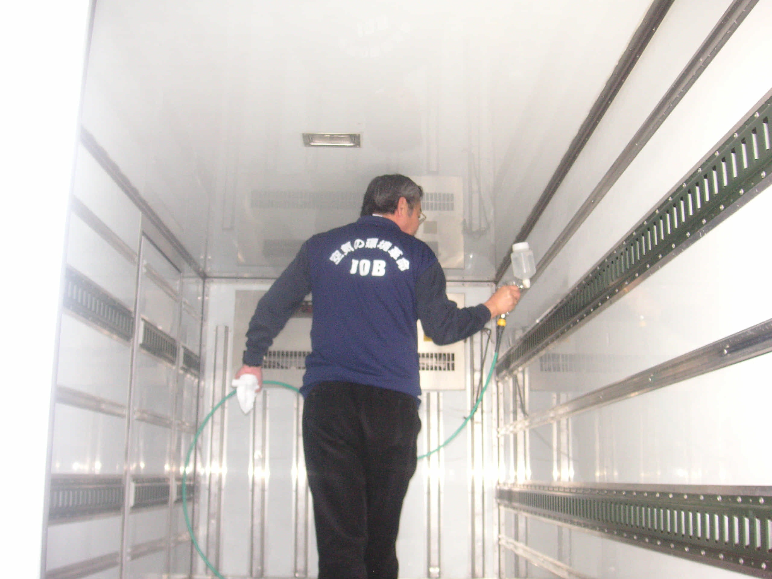 生鮮食品輸送を手掛けるトラック事業社は往路の残り香が影響し、帰り荷の確保が難しくなるケースを解消したい。