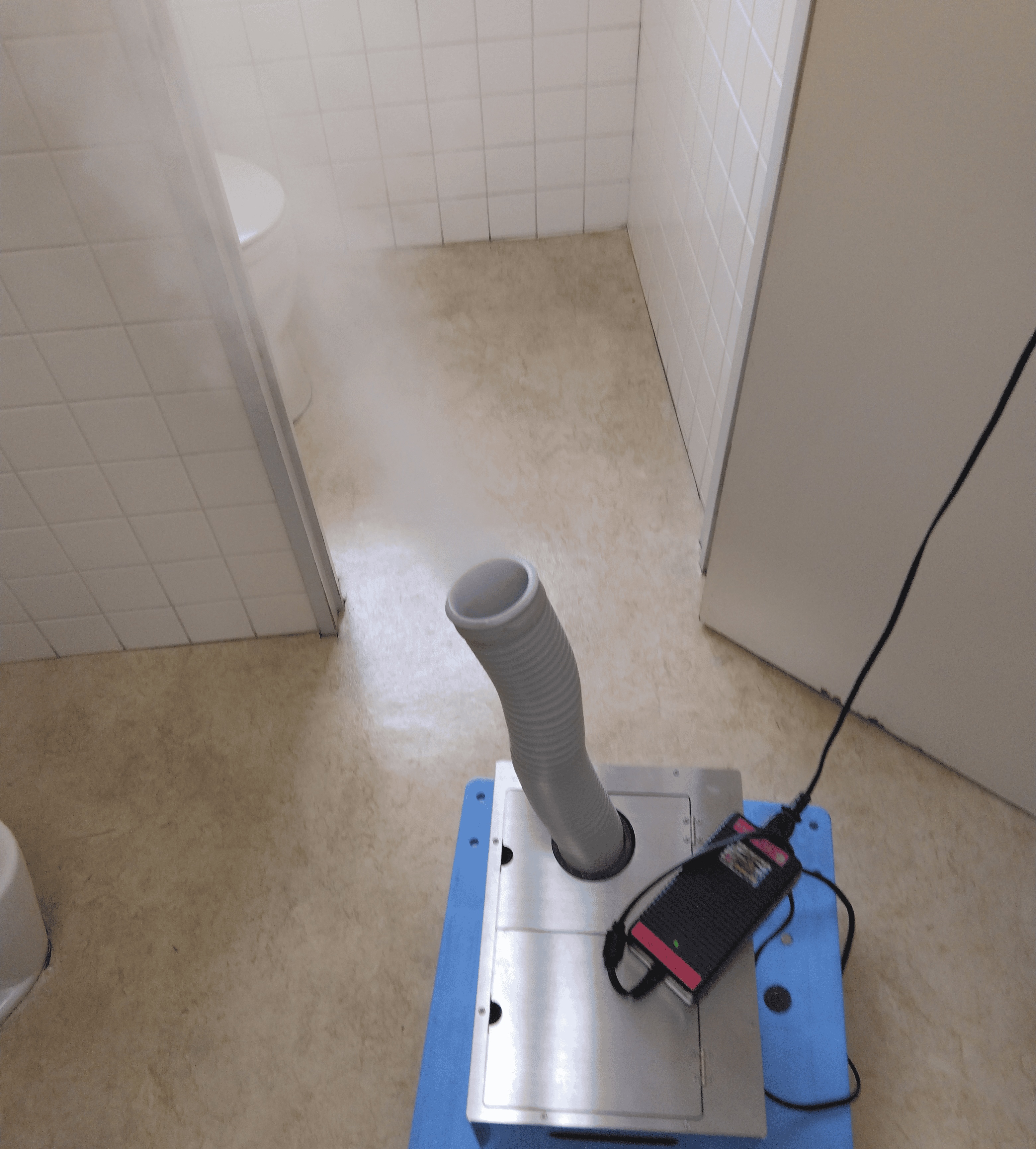 レナード100ppm超音波噴霧器にて10分間噴霧でWC内に染み着いた臭いを除菌消臭します。