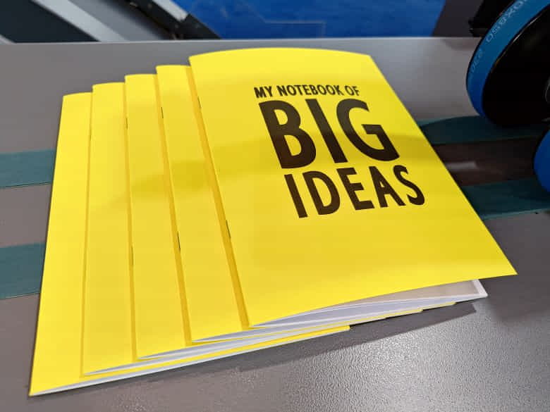 製本機システムで作成された冊子です。通常の作業ではこの冊子がスタッカに刺身状に満載されます。