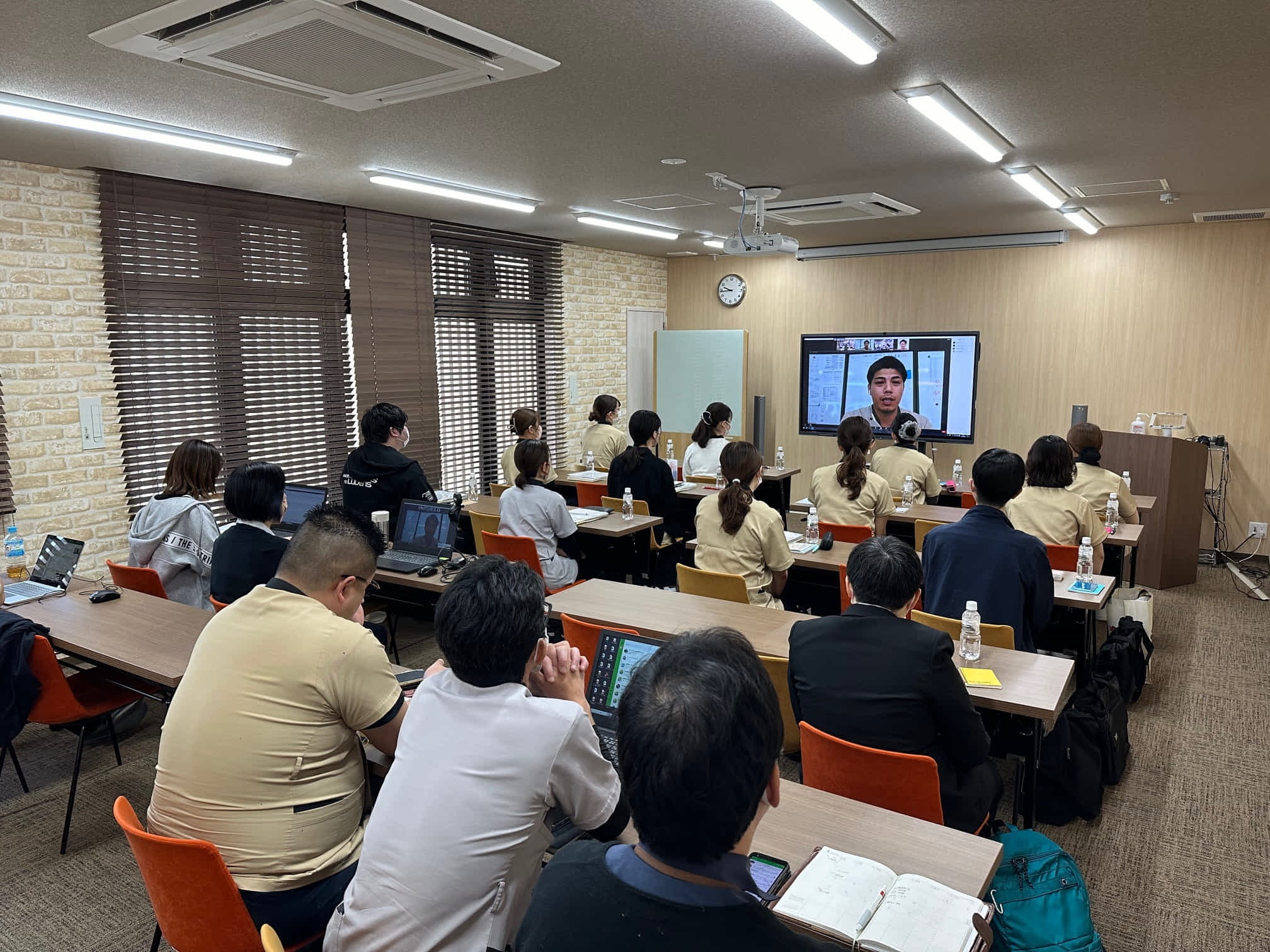 本社研修室では研修委員会が毎月法定研修やスキルアップ研修を行っています。外部講師をお招きしたり、オンラインも併用したり、とだれでも参加できるようにしています。