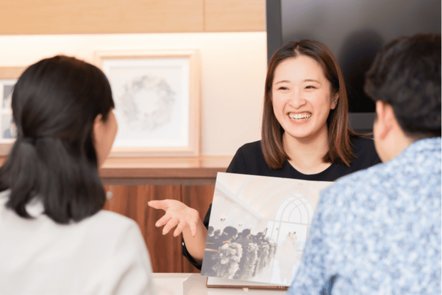 プランナーがカップルと打ち合わせを行っている様子。
約1年間の時間をかけ、結婚式の準備を進めます。