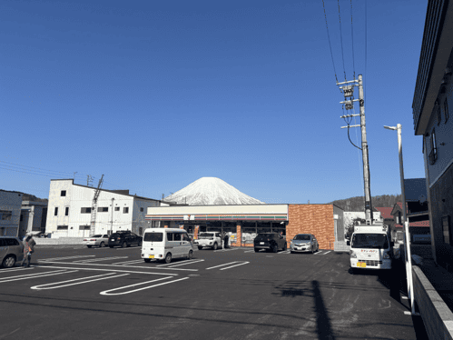 7-11喜茂別店越しに、羊蹄山（蝦夷富士）を望む